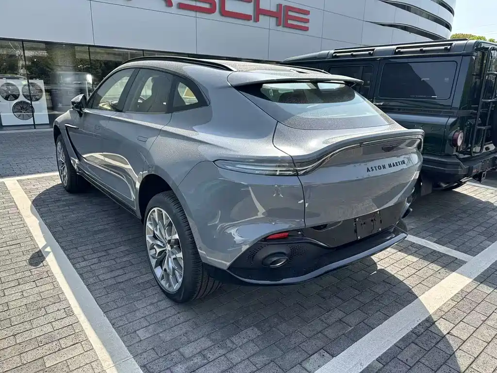 ASTON MARTIN  DBX