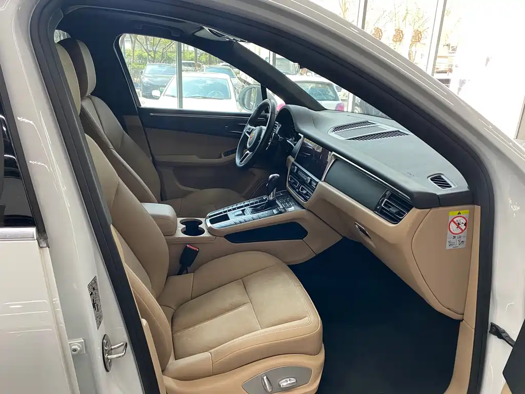PORSCHE MACAN