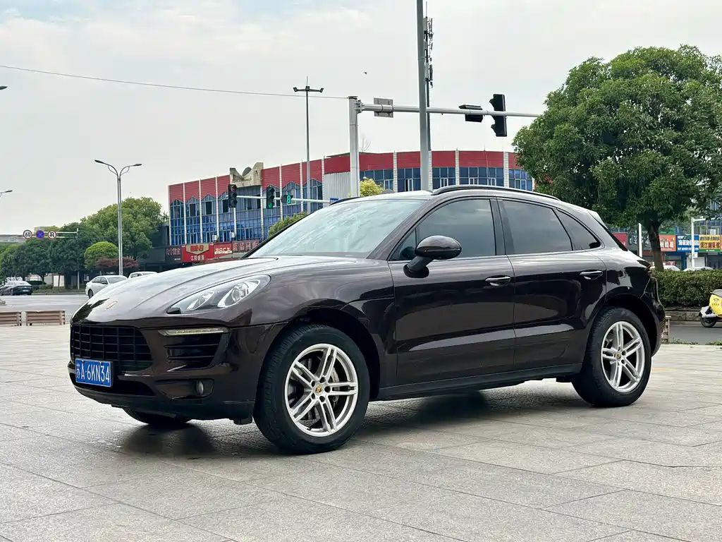 PORSCHE MACAN