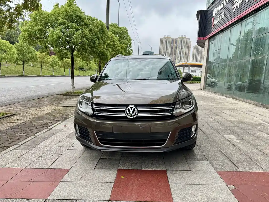 VOLKSWAGEN TIGUAN