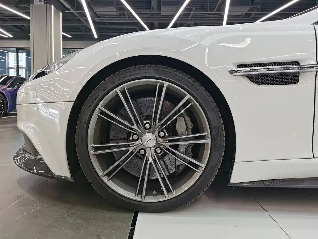 Aston Martin Vanquish — миниатюра 5