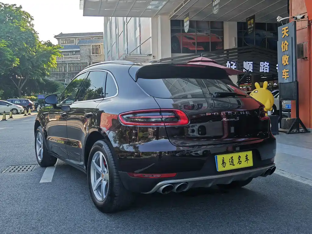 PORSCHE MACAN
