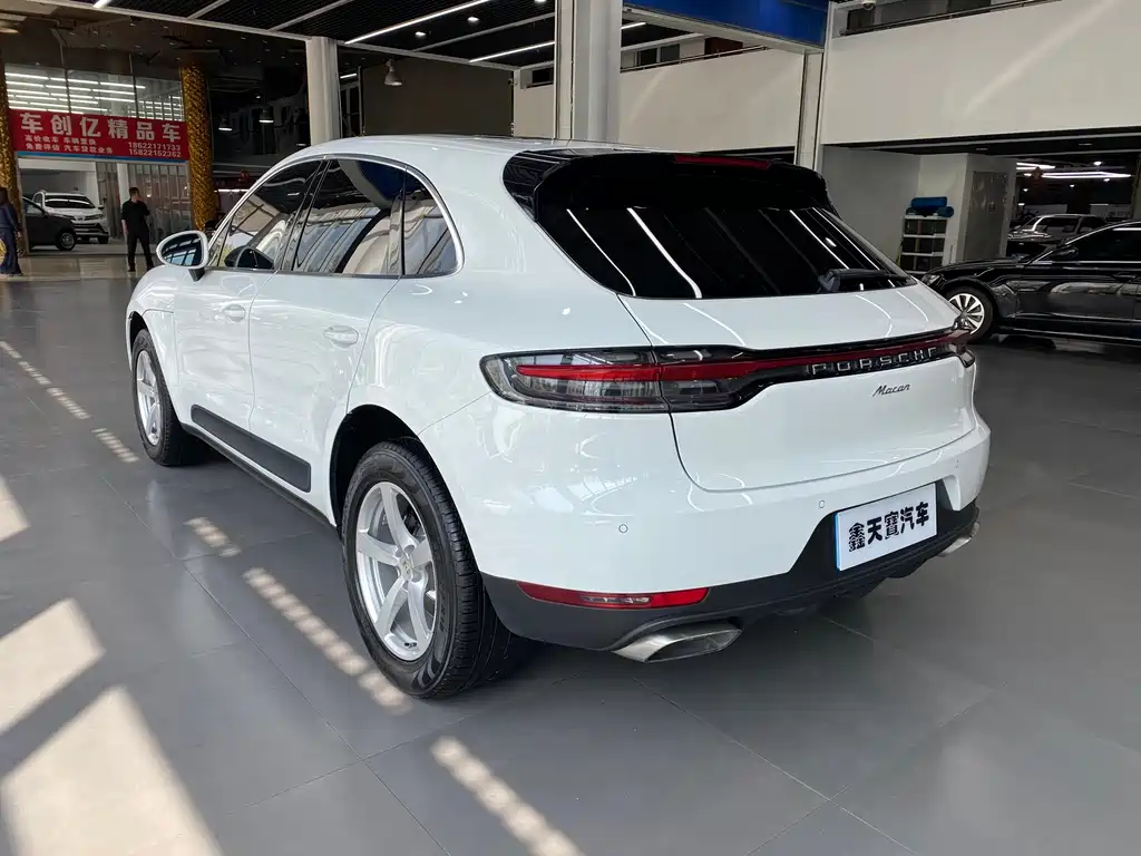 PORSCHE MACAN