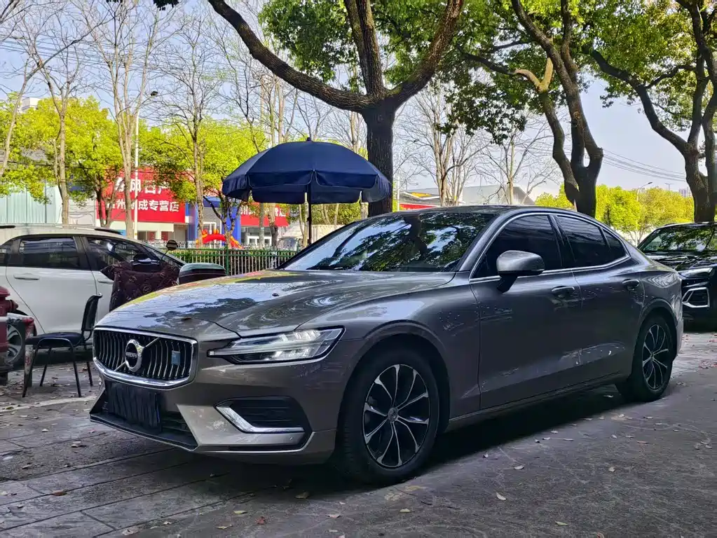 Volvo S60 2021 года T4 Престижная версия 30000 km 2021