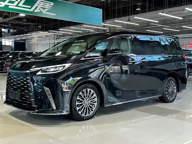 LEXUS  LM 2025