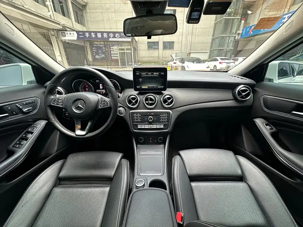 MERCEDES-BENZ GLA