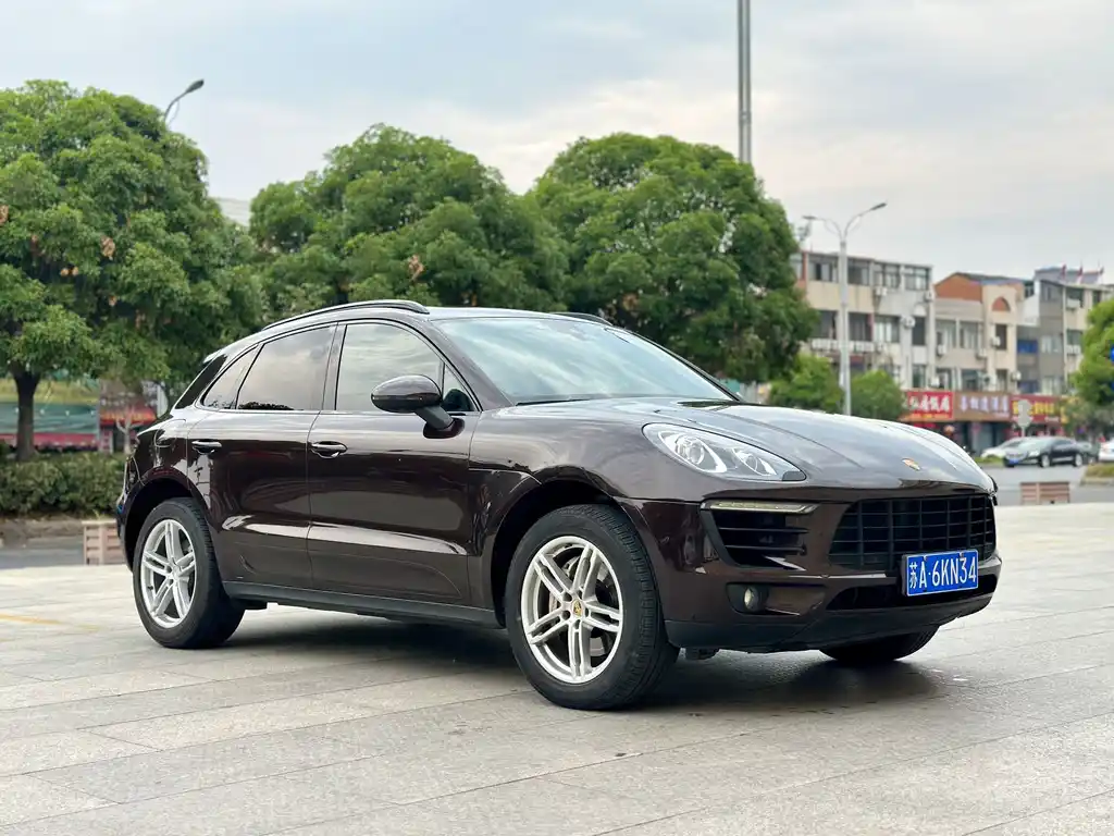 PORSCHE MACAN