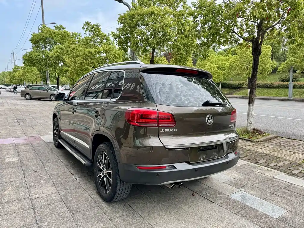 VOLKSWAGEN TIGUAN
