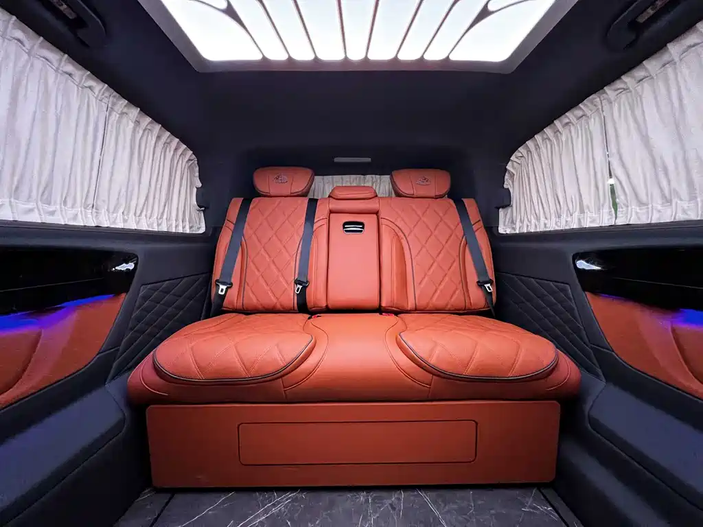 Mercedes-Benz Vito 2023 2.0T Elite 7 мест