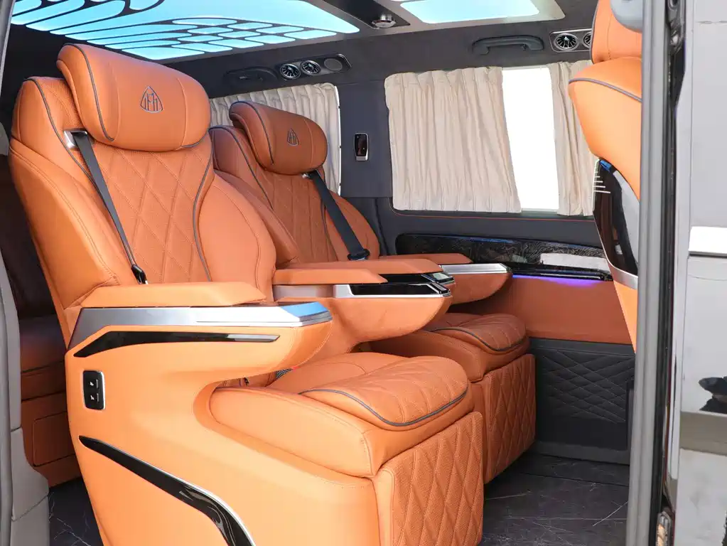Mercedes-Benz Vito 2023 2.0T Elite 7 мест