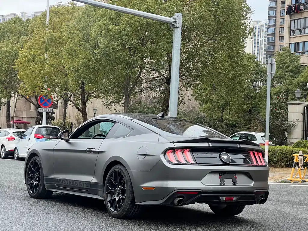 FORD MUSTANG