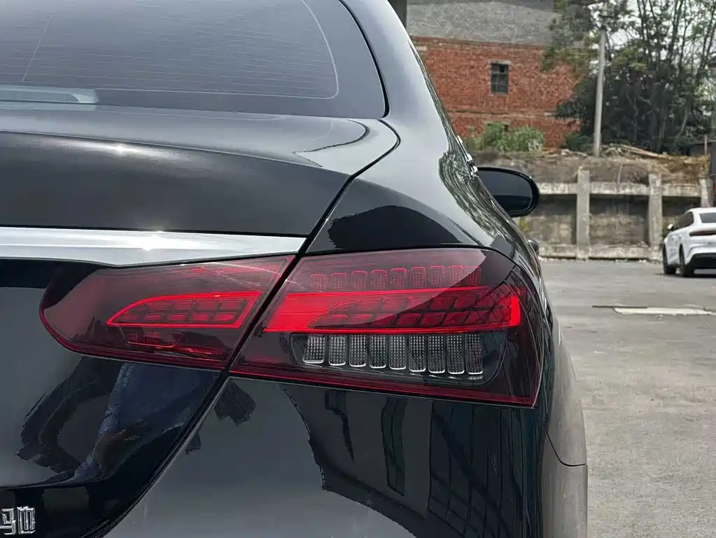 MERCEDES-BENZ E CLASS