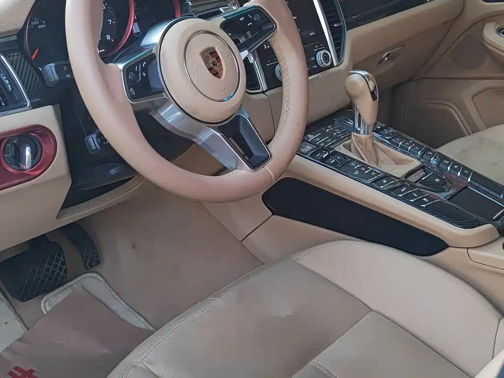 PORSCHE MACAN