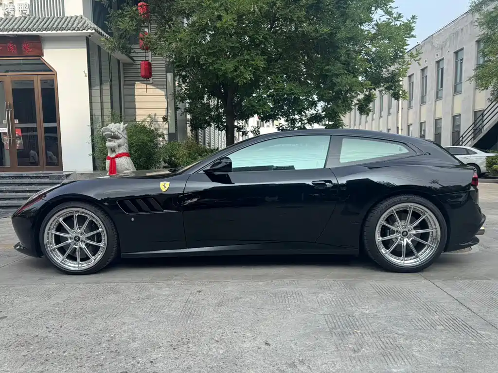 FERRARI GTC4LUSSO
