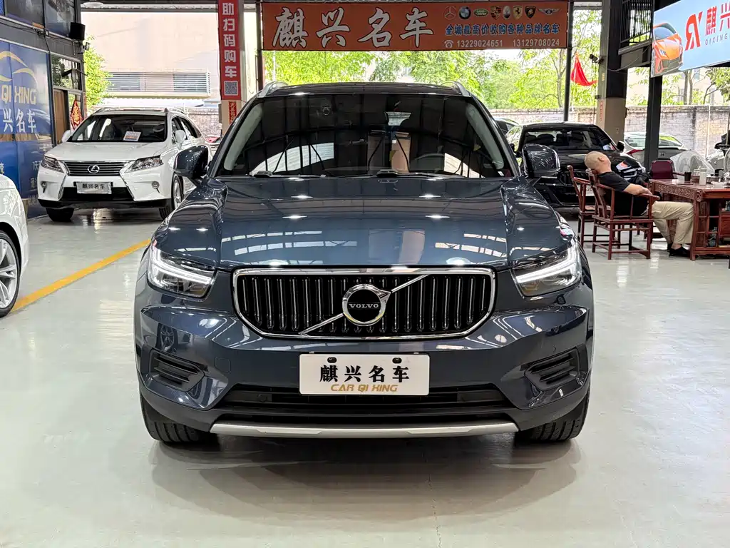 VOLVO  XC40