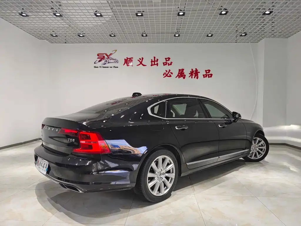 VOLVO  S90