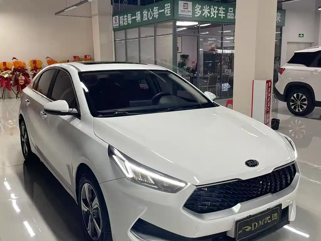 Кia K3 2020 года 1.5L CVT новая версия с люком 30000 km 2021