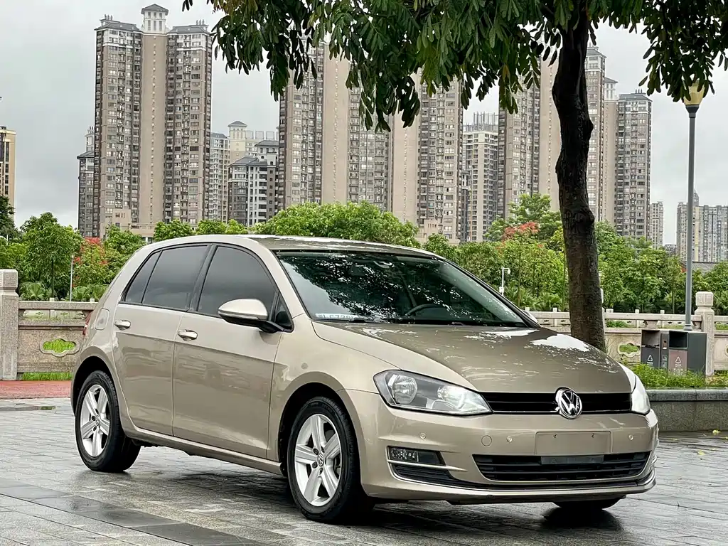 VOLKSWAGEN GOLF