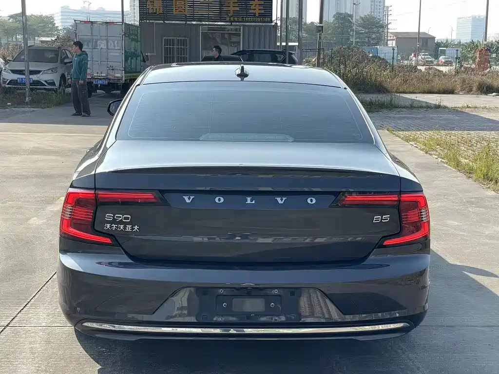 VOLVO S90