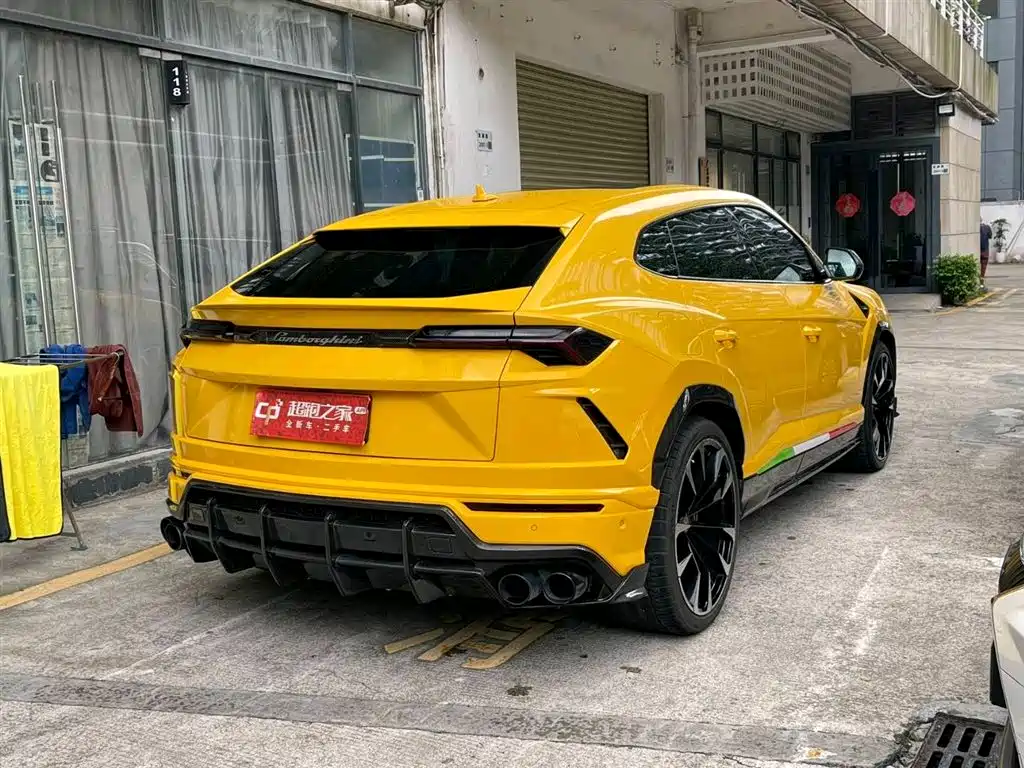 LAMBORGHINI URUS