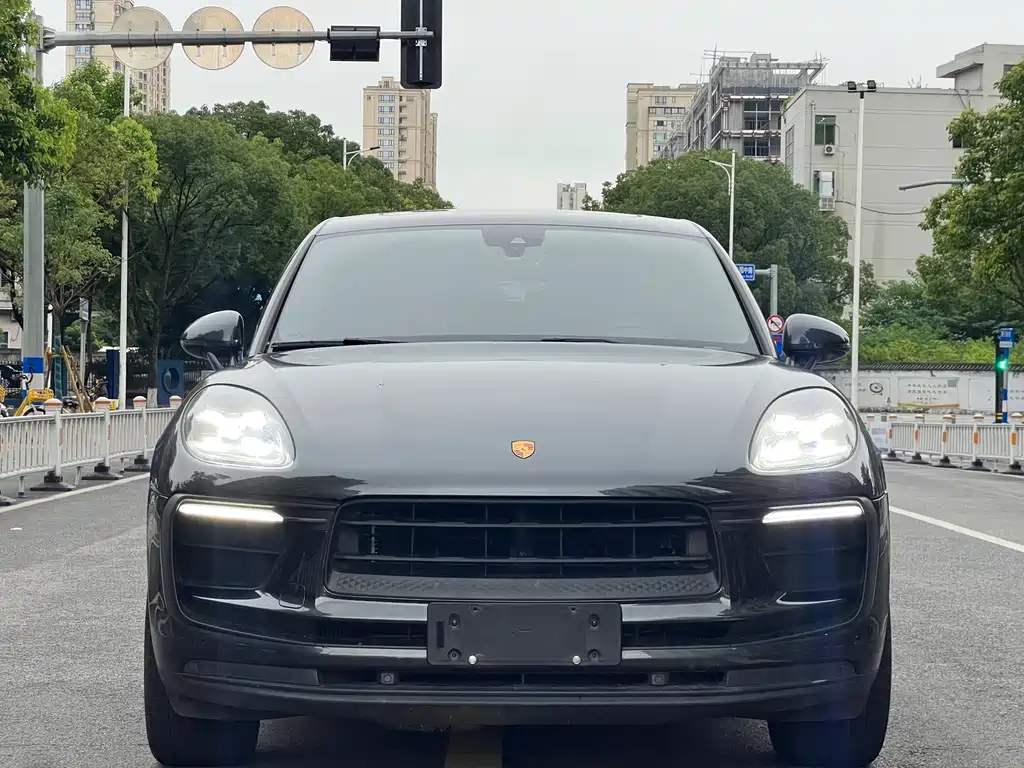 PORSCHE MACAN