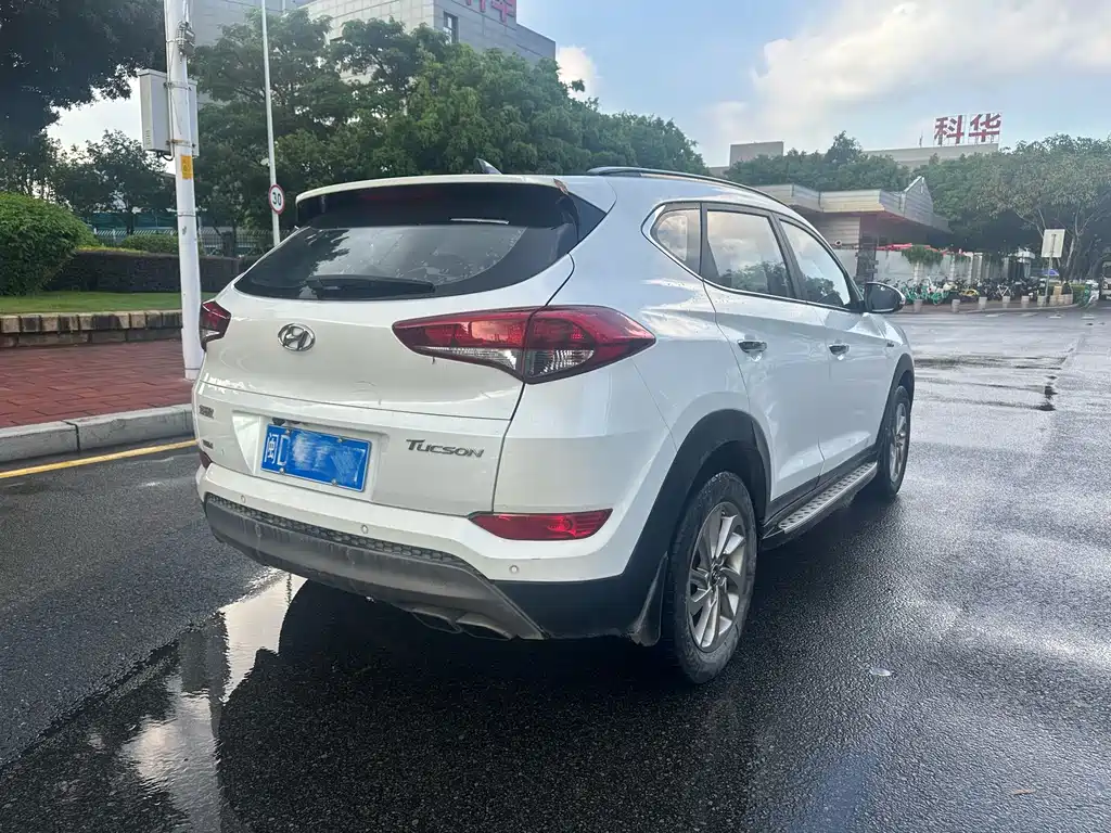 MODERN TUCSON