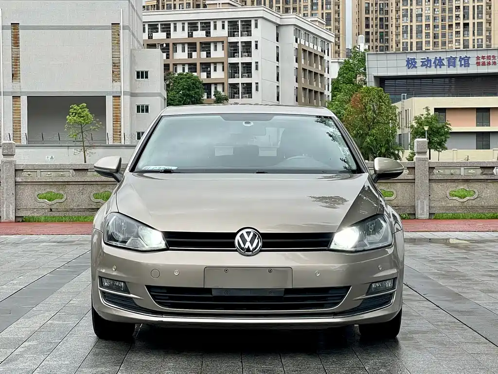 VOLKSWAGEN GOLF