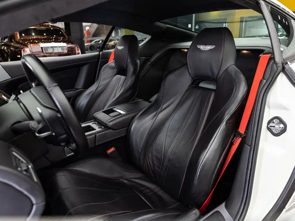 Aston Martin DB9 2013 6.0L Coupe
