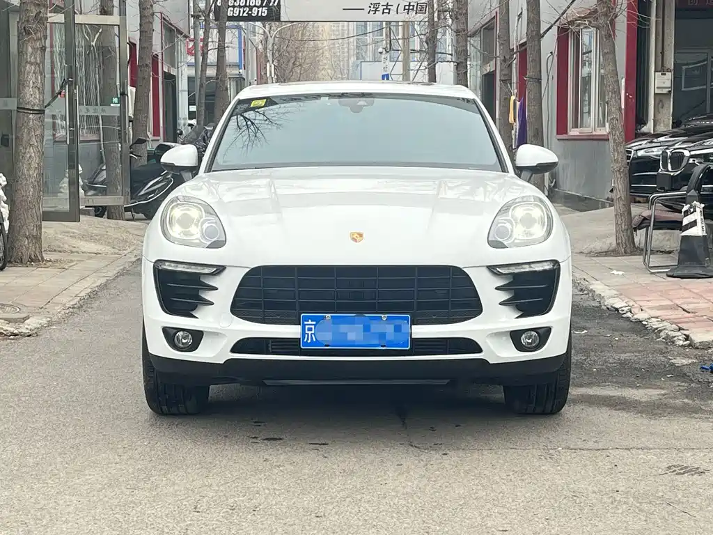 PORSCHE MACAN