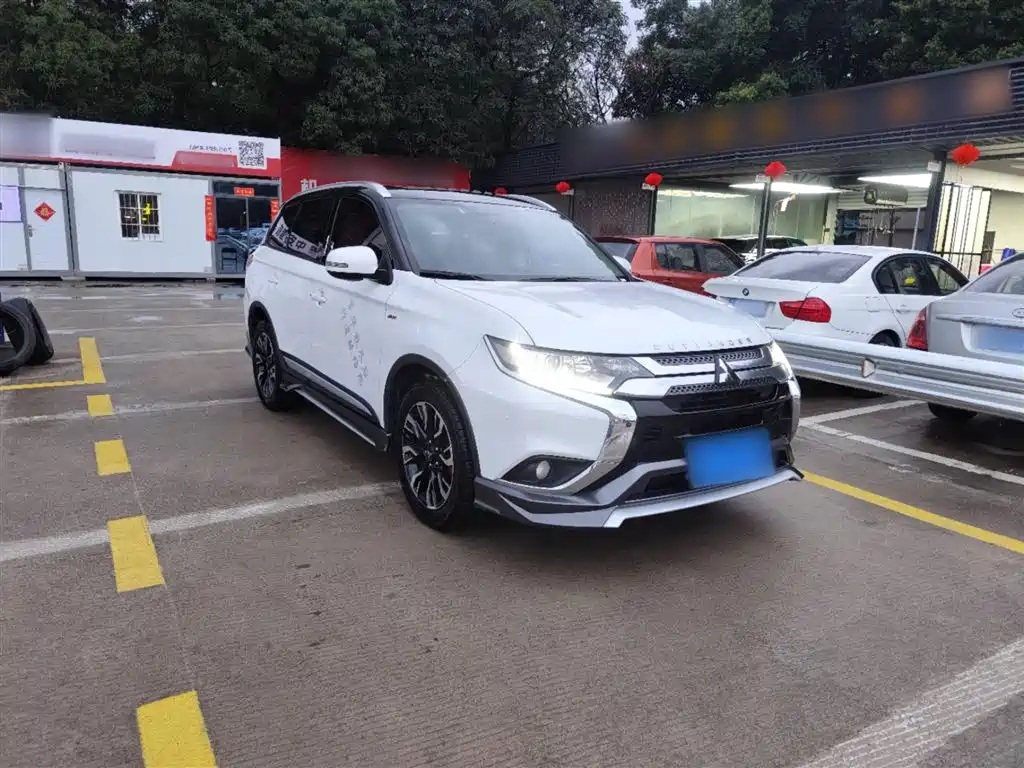 MITSUBISHI OUTLANDER