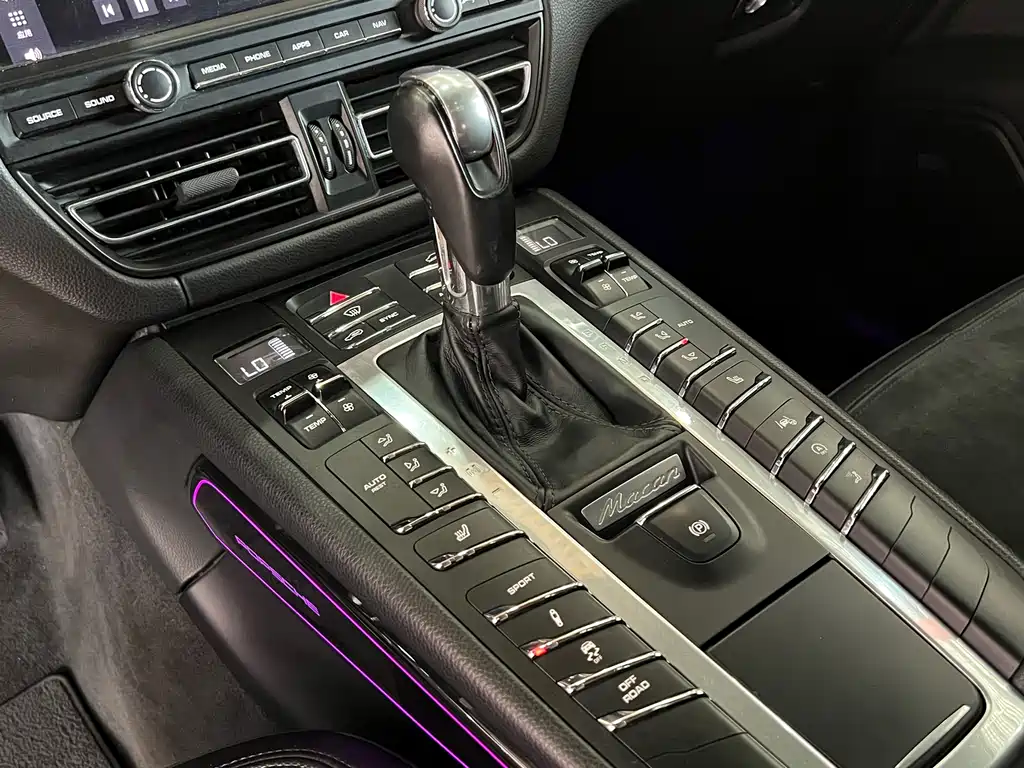 PORSCHE MACAN