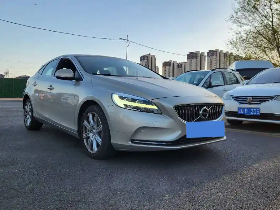 VOLVO  V40