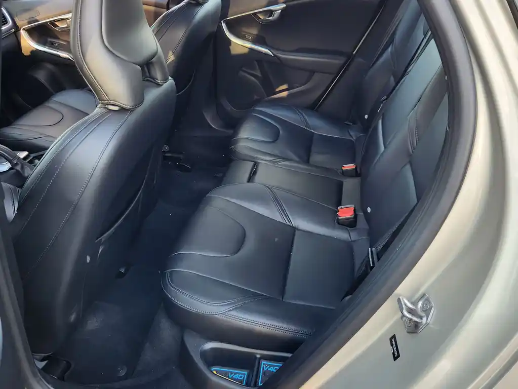 VOLVO  V40