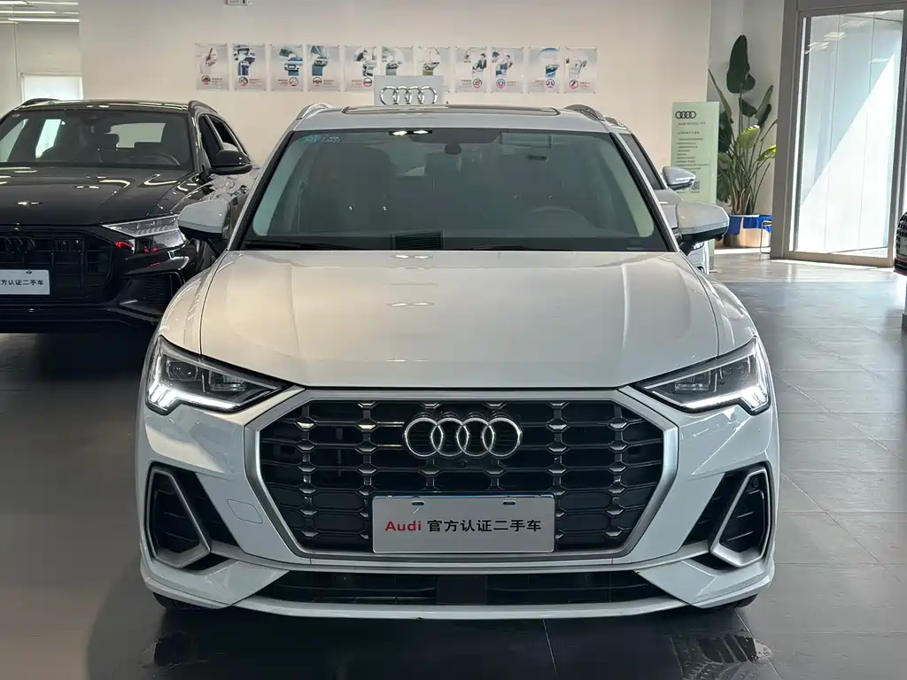 AUDI  Q3
