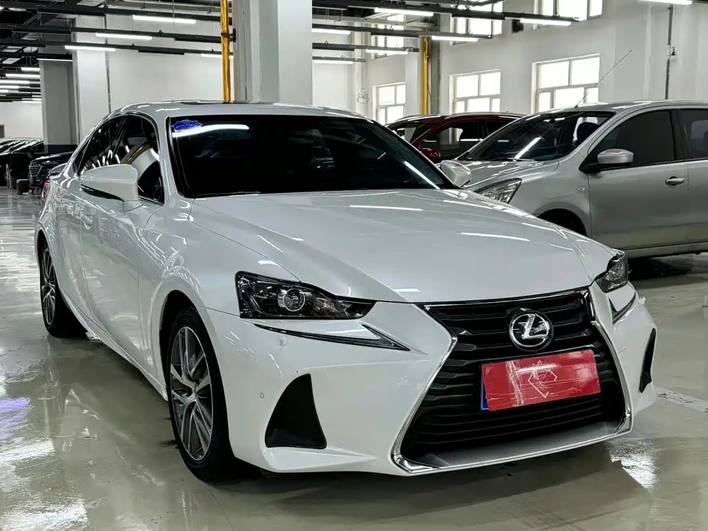 LEXUS IS