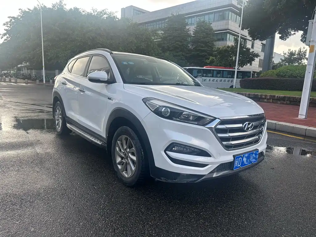 MODERN TUCSON