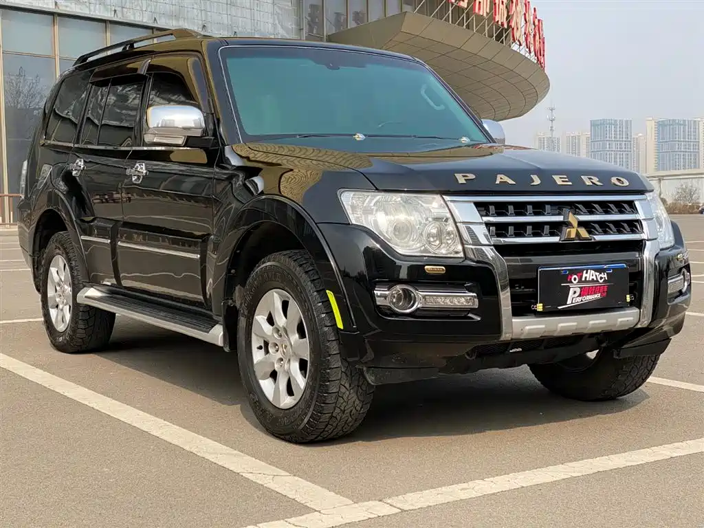 MITSUBISHI PAJERO