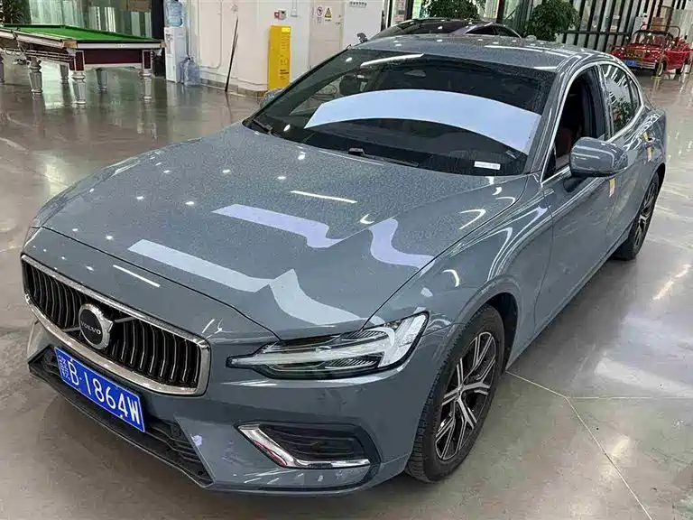 Volvo S60 2023 B4 Престижная версия 21000 km 2023