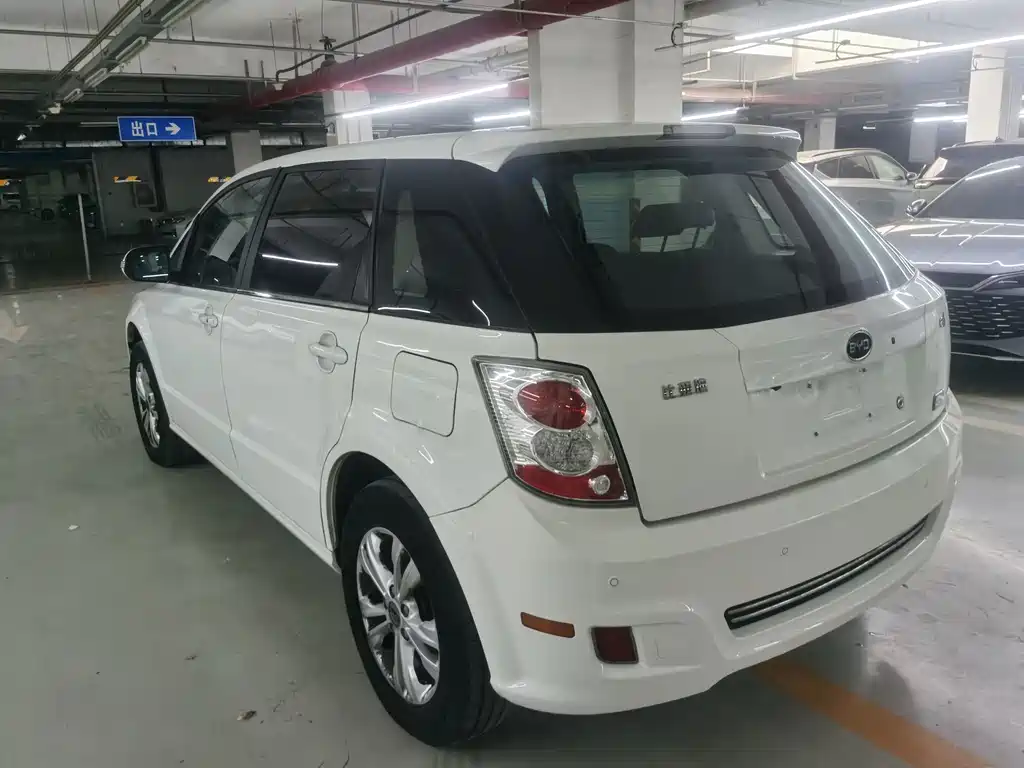 BYD E6