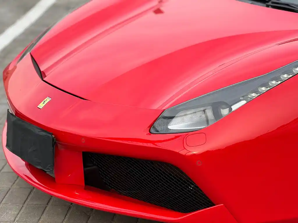 FERRARI 488