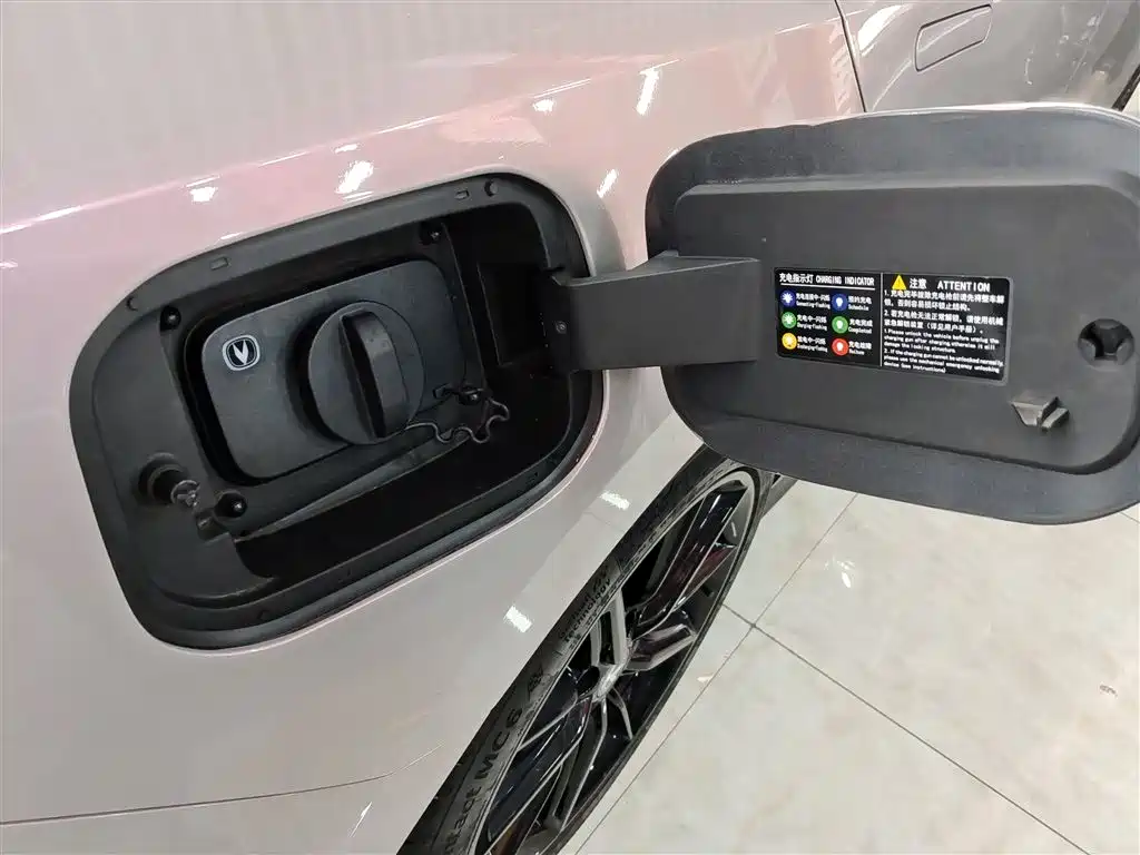 CHANGAN  UNI V SMART IDD