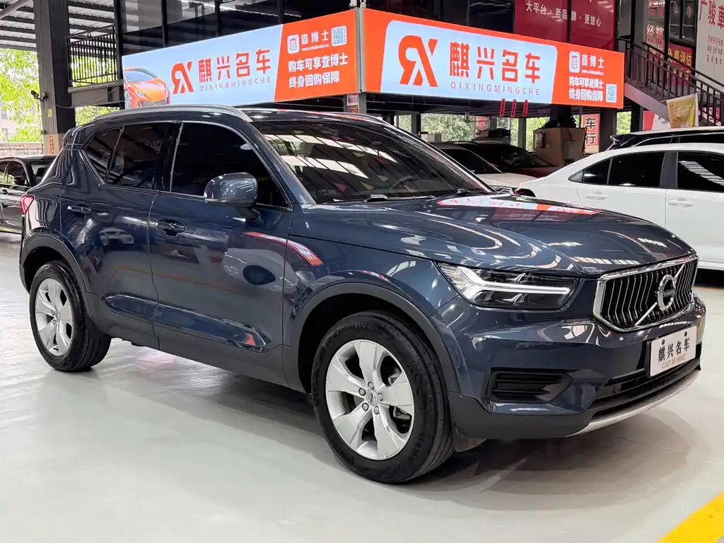 VOLVO  XC40