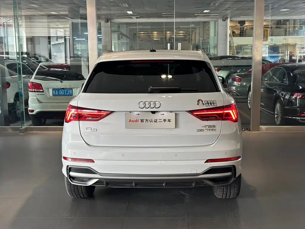 AUDI  Q3