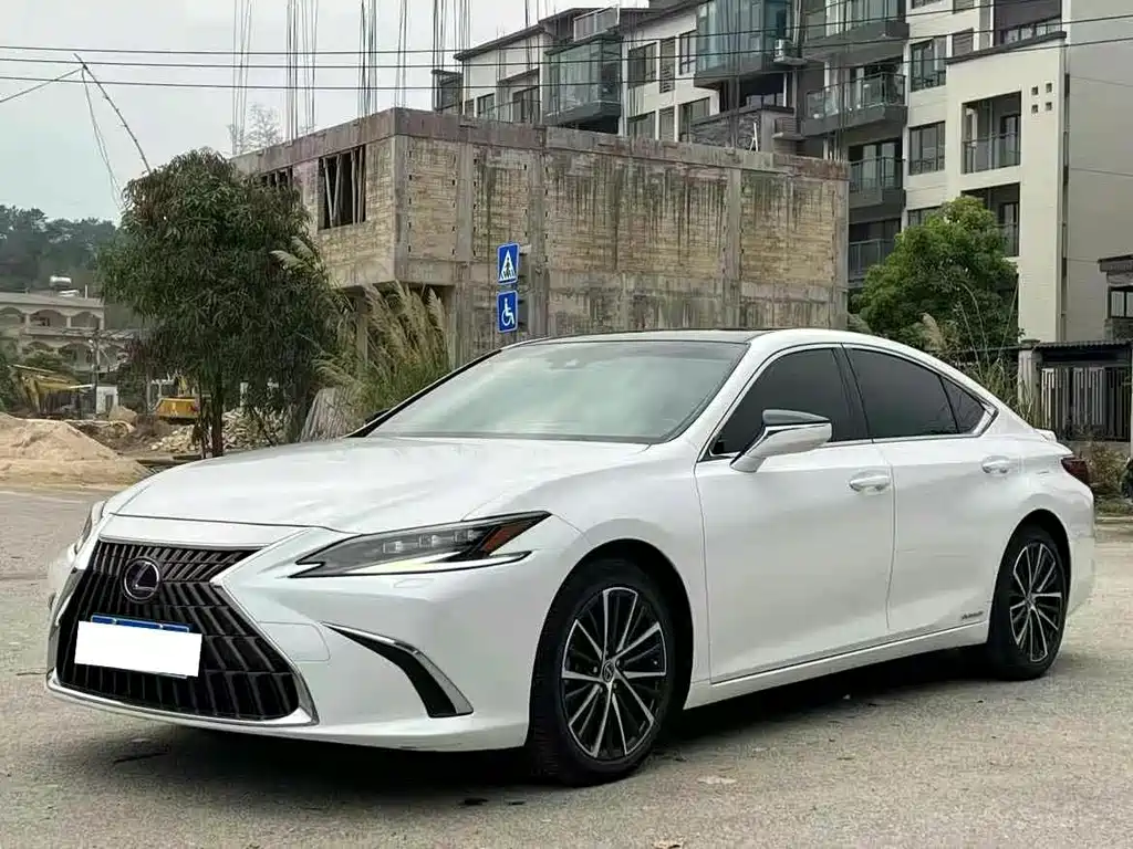Лексус ES 2021 года 300h F SPORT 50000 km 2021