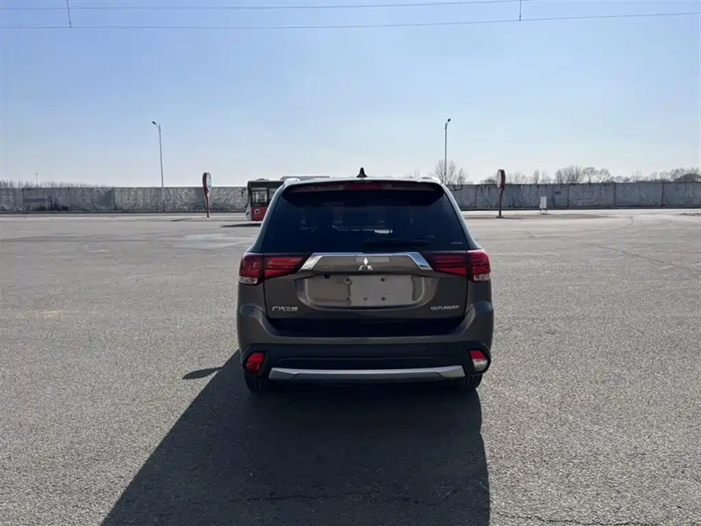 MITSUBISHI OUTLANDER