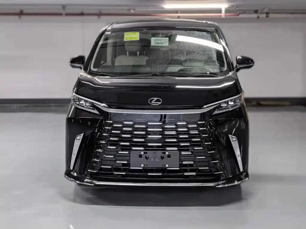 LEXUS  LM