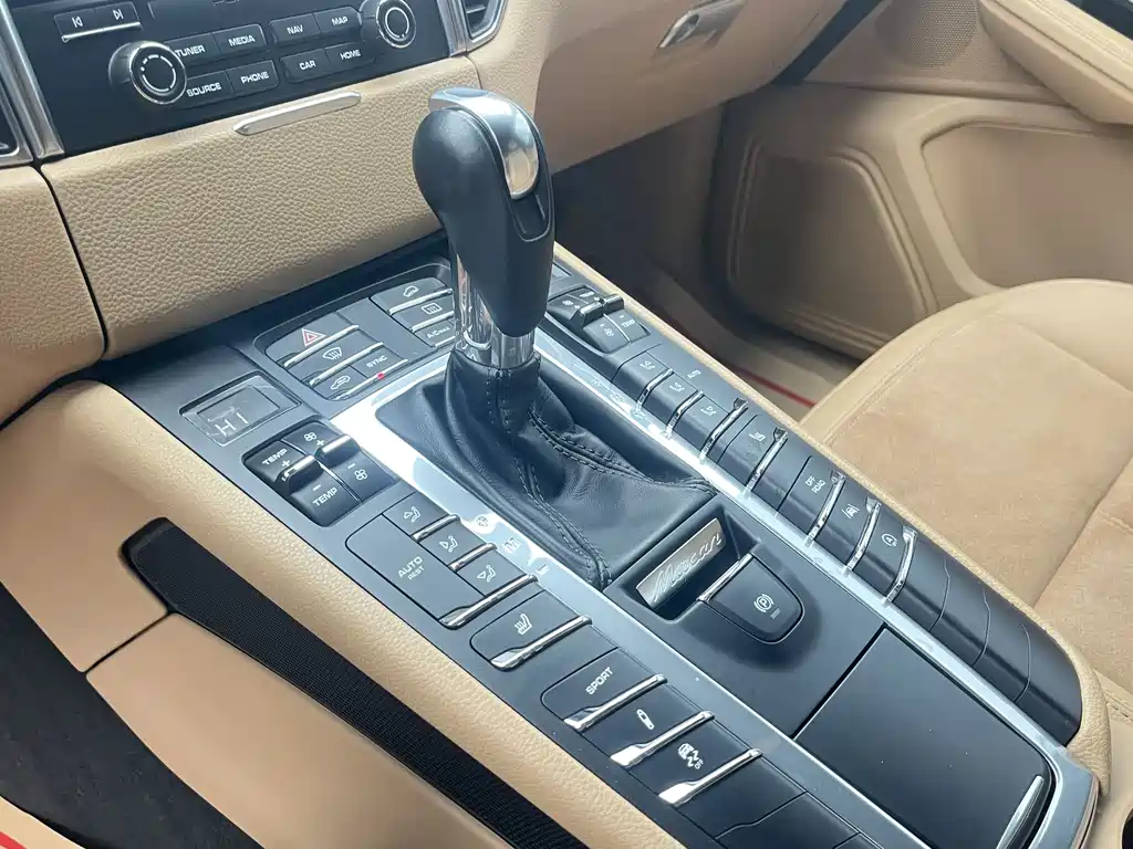 PORSCHE MACAN