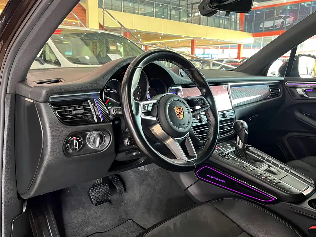 PORSCHE MACAN