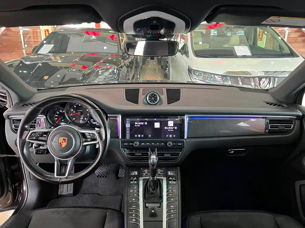 PORSCHE MACAN
