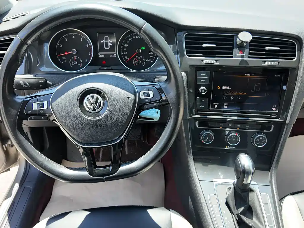 VOLKSWAGEN GOLF